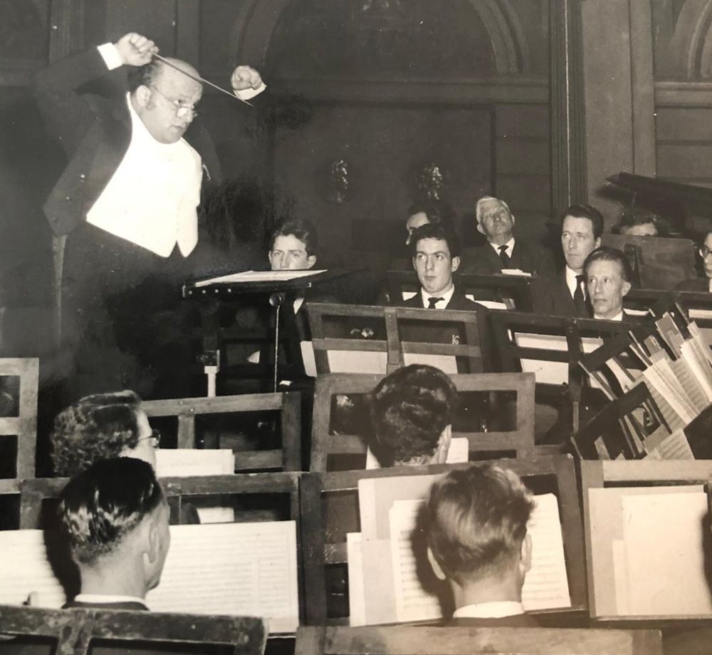 Hans Krieg als dirigent, vermoedelijk tijdens de eerste uitvoering van zijn compositie Jiskor op 26 oktober 1949 in de Grote Zaal van het Concertgebouw in Amsterdam. De dirigent heft zijn armen en om hem heen zitten musici achter lessenaars met bladmuziek. 