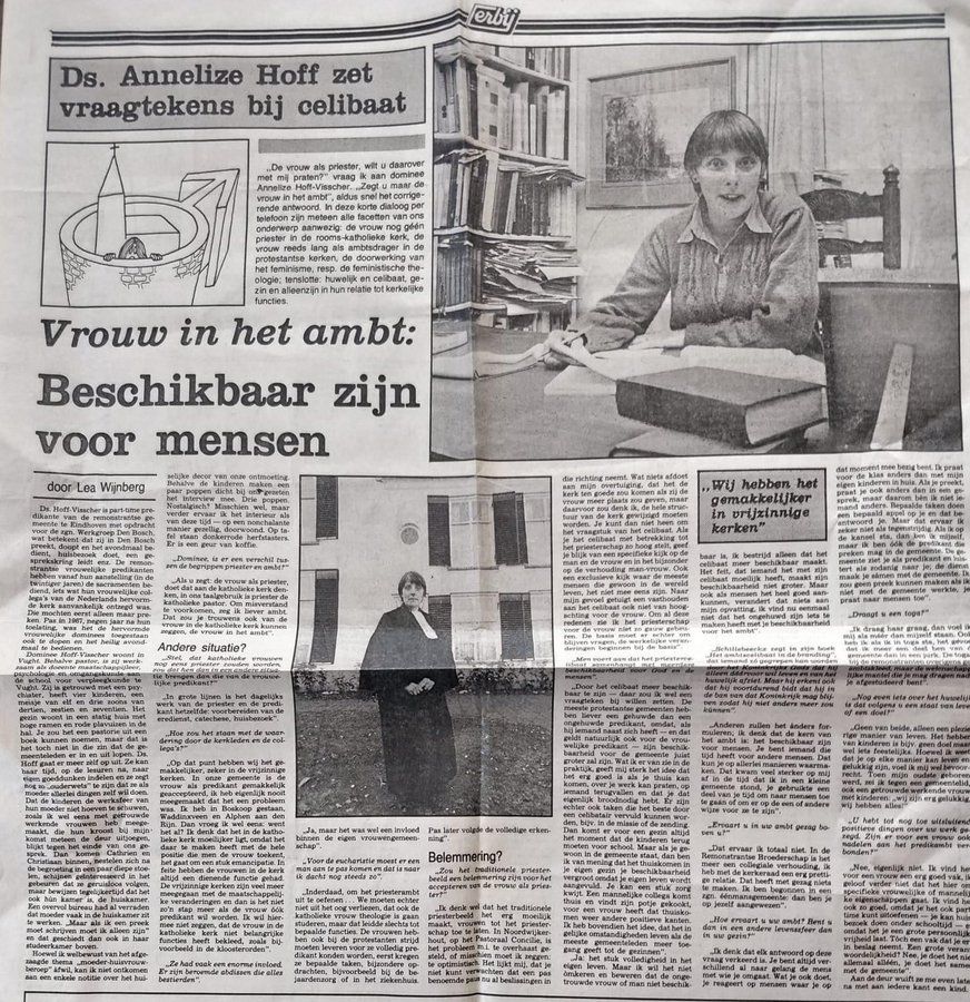 Krantenartikel met de kop: 'Vrouw in het ambt: Beschibkaar zijn voor mensen'. Er zijn twee foto's: een van een vrouw met kort haar achter een bureau, de andere van dezelfde vrouw in toga, met witte bef.
