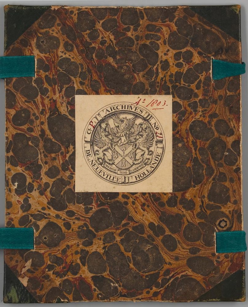 Bruin gemarmerd omslag van het eerste (bewaard gebleven) dagboek van Margaretha Jacoba de Neufville, dat begint met 1 juni 1803. Dichtgeknoopt met groene linten. Op het omslag een etiket met het wapen van de familie De Neufville, met de tekst ‘Archives De Neufville Hollande'. Het wordt nu bewaard in het Stadsarchief Amsterdam, archief 1478, inventarisnummer 1.