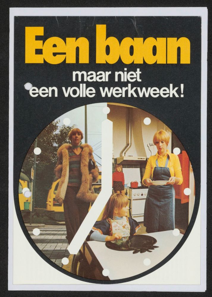 Een flyer van het Arbeidsbureau uit 1978. Op de afbeelding staat een klok met wijzers, die op 7 uur staan. Aan de linkerkant van de wijzers zie je een vrij de terugkeert van haar werk met de trein, aan de andere kant van de wijzers zie je dezelfde vrouw die eten serveert voor haar dochter die aan tafel zit.
Daarboven staat: "Een baan maar niet een volle werkweek!"