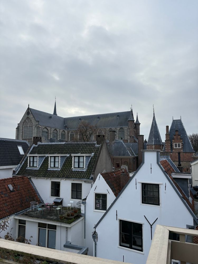 Uitzicht op de Pieterskerk in Leiden vanaf het dakterras van het kantoor waar ik werk.