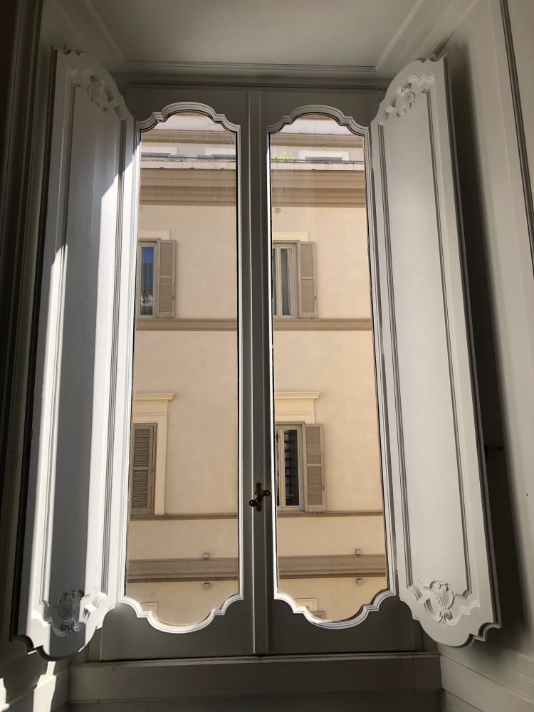 Open luiken met zich op pand aan de overkant