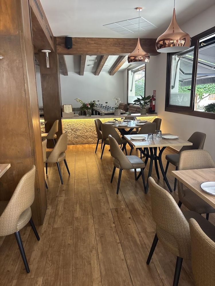 es refugi · foc, copa i taula Foto 1