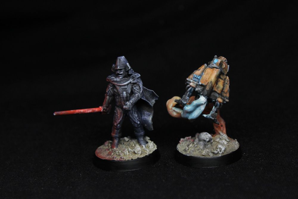 Two figures - a black-clad warrior (samurai helmet, and cape) with a red laser sword, and a light orange droid (jet-flying).
Base decoration is desert.
