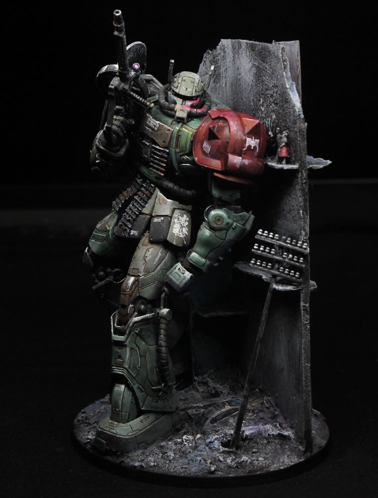 Front view.
There is red glow from Zaku's eye.