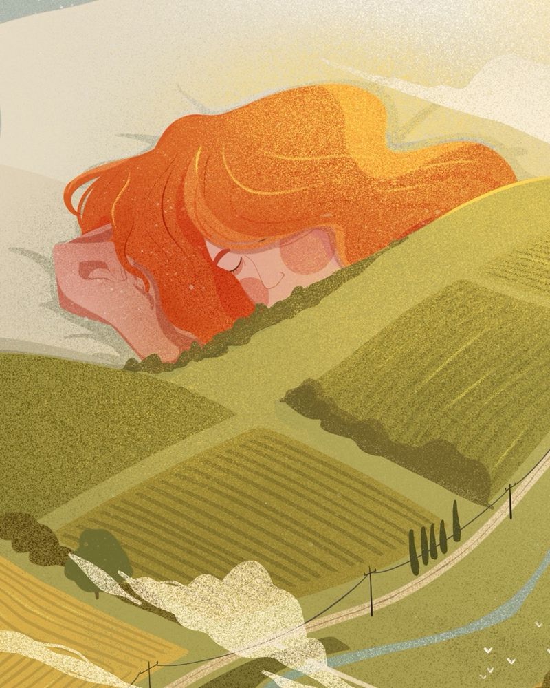 Gros plan sur la femme qui dort, elle a de longs cheveux roux qui reposent sur sa main pliée.