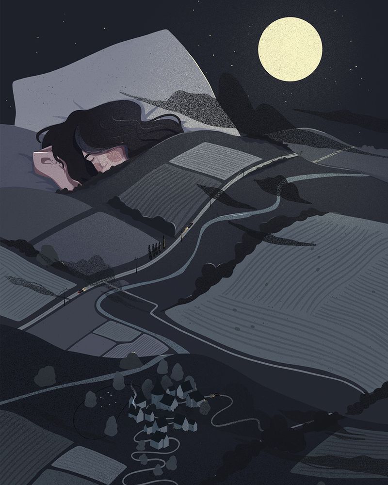 Version de nuit de l’illustration précédente : on voit une femme dormir sous une grande couette qui représente un paysage de campagne avec la lune qui éclaire la scène au dessus 