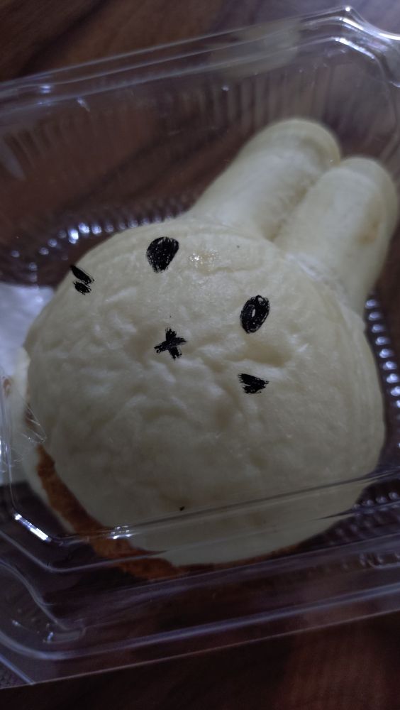 お惣菜パンのとろたまメンチバーガー。
入れ物に目や口が描き込まれているので開けるとバンズは真っ白