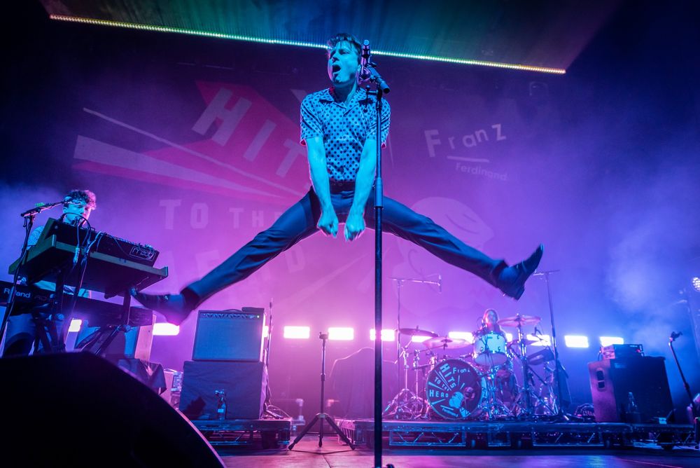 Konzertfoto von Franz Ferdinand, Alex Kapranos macht nen Star Jump