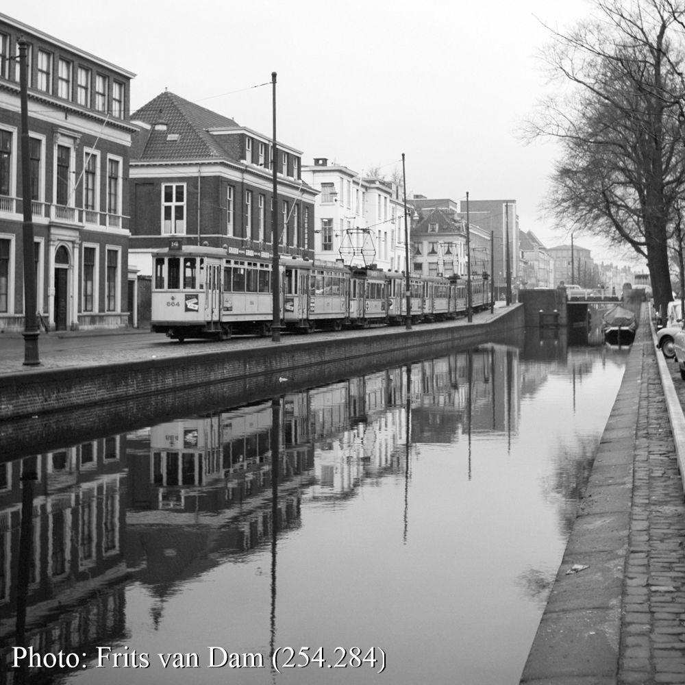 Den Haag (HTM) 🇳🇱
Zwarteweg, Gebouw K&W.
Extra tram ivm Sint-Nicolaas voorstelling voor kinderen. 
293-667, 264-672-668, 296-670-664.
Dit materieel hoorde sinds twee dagen op Scheveningen thuis maar werd nog slechts voor extra trams gebruikt.
2 december 1958.
Photo: Frits van Dam