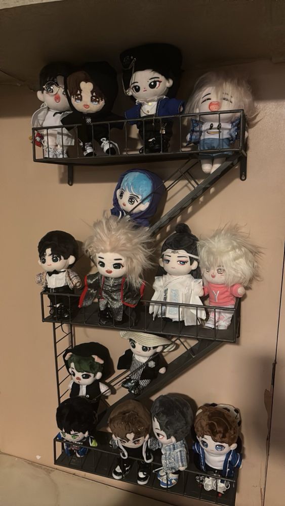 A fire escape covered in 20 cm dolls of the Chinese actor Wang Yibo.