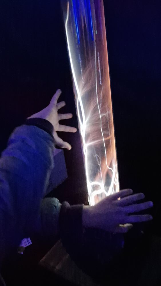 צאצא ומנורת פלזמה