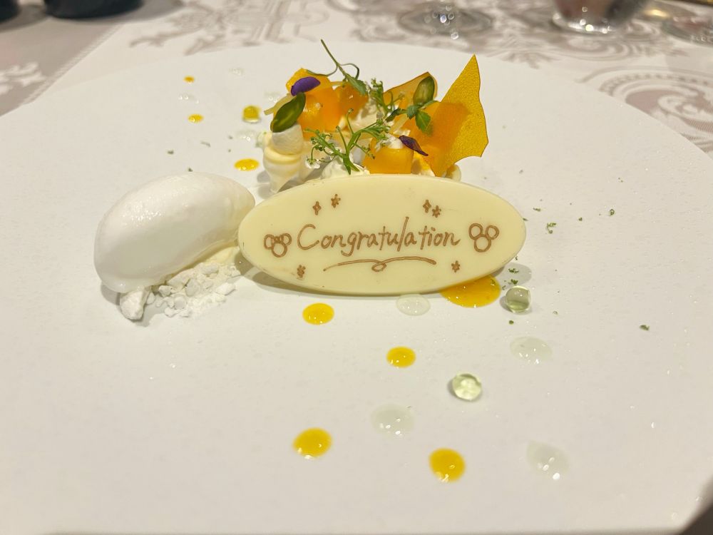 ラ・リベリュールのデザートプレート。Congratulationと書いてあるチョコレートプレートがある。