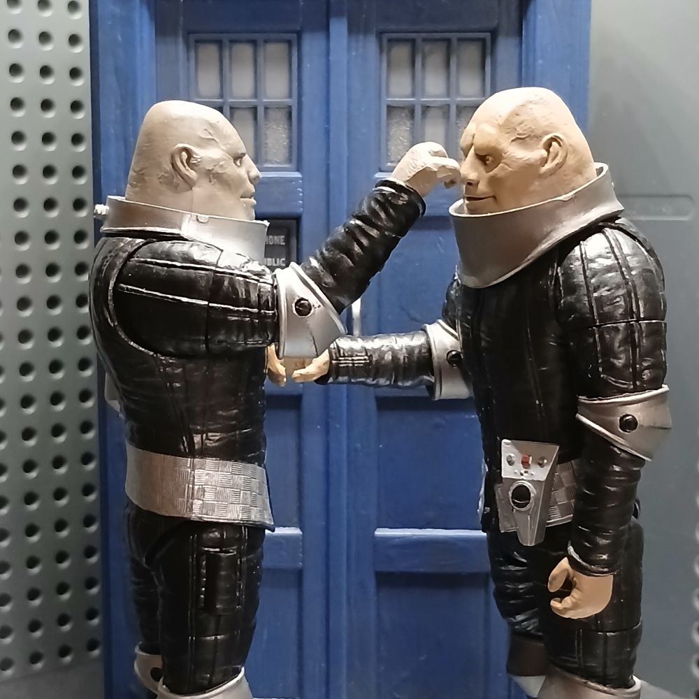 Commander Linx showing Field Major Styre that having three fingers is no impediment to poking pompous Field Majors in the eye 