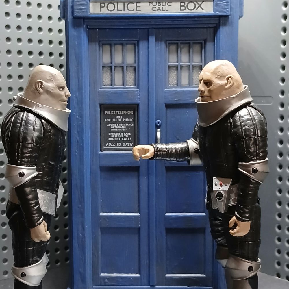 Sontarans Linx and Styre standing in front of the TARDIS 
