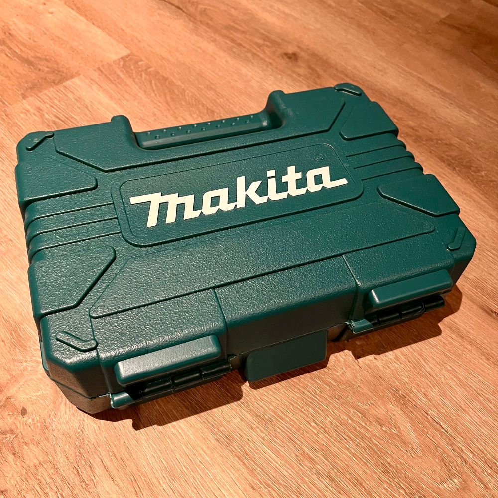 Ein kleiner, geschlossener Werkzeugkasten. 