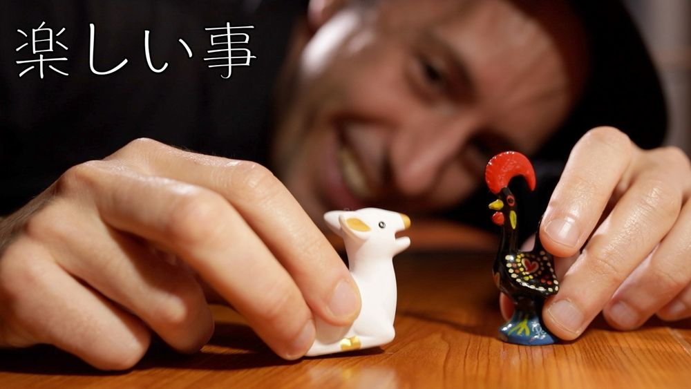 ミゲルは羊の人形と雄鶏の人形と遊んでいる。
Miguel juega con los muñecos de una oveja y un gallo.