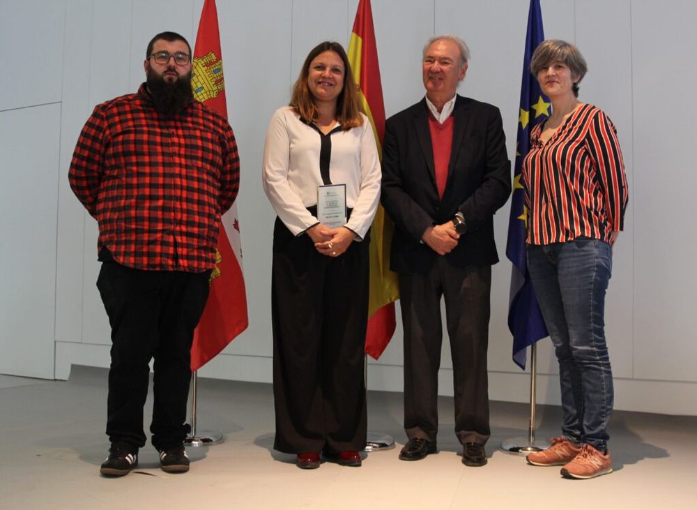 Fotografía tomada en el auditotio donde se celebró el acto, frente a las banderas de Castilla y Léon, España y la Unión Europea. 
En la fotografía de izquierda a derecha, Jaime San José, emprendedor; Yasodhara López, directora general de Ciuden; José Ignacio Largaros, Presidende de Secot León; Ester Pérez, emprendedora, fundadora y CEO de Teamworkz.