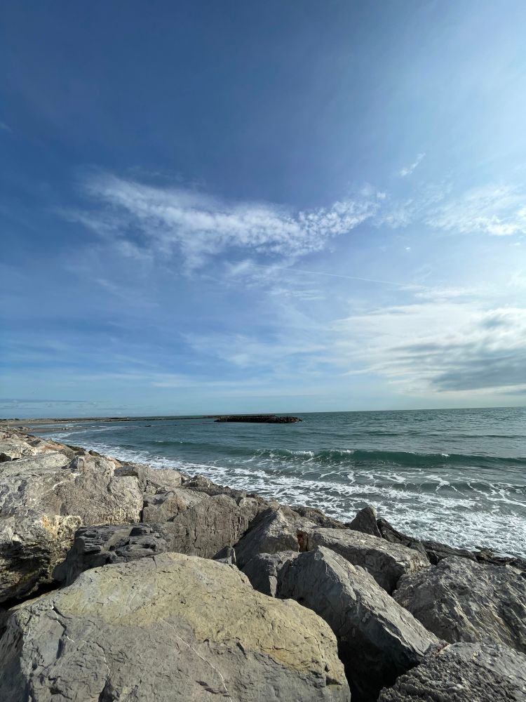 Noch mal ein ähnlicher Blick, über Felsen auf das Meer