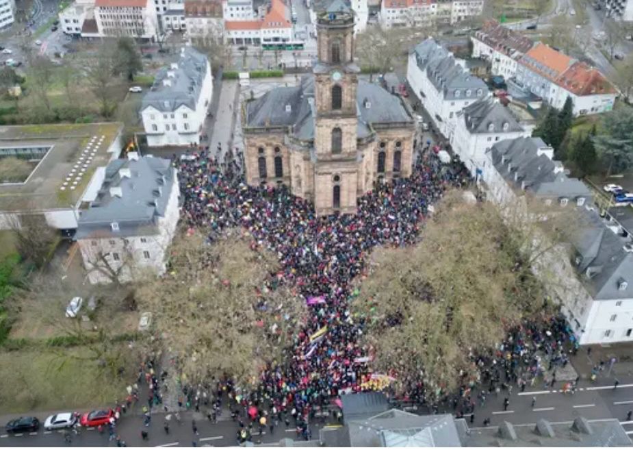 Drohnen Foto (Quelle: saarländischer Rundfunk) von Saarbrücken an der Ludwigskirche, 10.000 Menschen gingen gegen die AfD auf die Straße für das Bündnis Bunt statt Braun