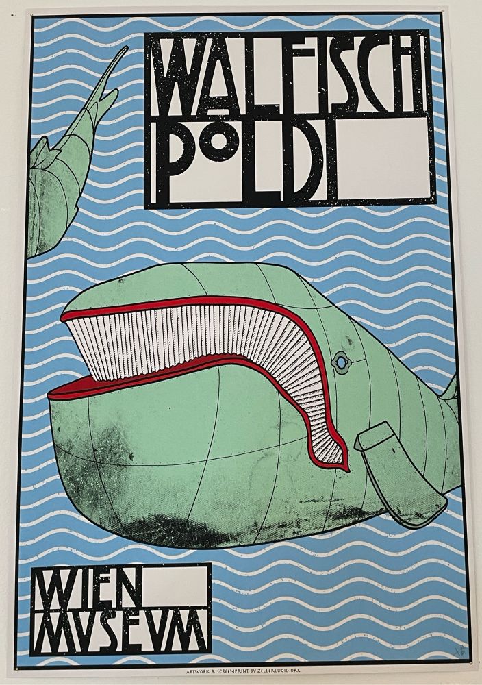 Poster eines sterilisierten Meeres, weiße Wellenlinien auf blauem Grund mit einem grünen, stilisierten Wal mit rotem Lippen und der Aufschrift Walfisch Poldi Wien Museum,