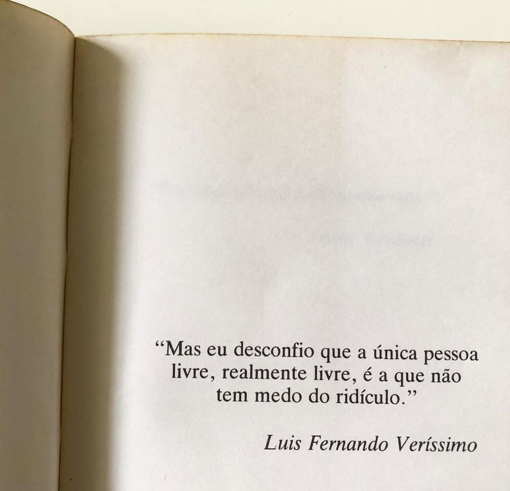 Fotografia de uma página de livro com a frase 