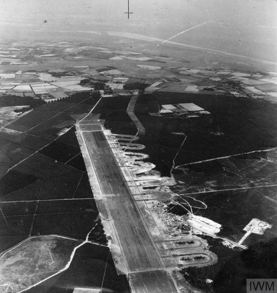 Aerial view of RAF Woodbridge, the first of 3 Emergency Landing Grounds constructed on the East Coast of England for damaged aircraft returning from raids.
📷 IWM HU 93009

(Unusually long and wide concrete runway, with multiple ‘U’ shaped dispersals along one side)