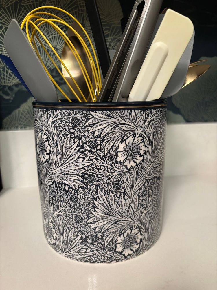 Blue and white wildflower pattern 
William Morris utensil holder