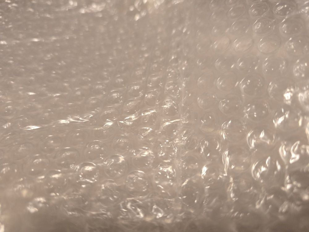 Unploppbare Luftpolsterfolie. Nicht im Bild: Traurige Gesichter von Tochterkind und Papa.