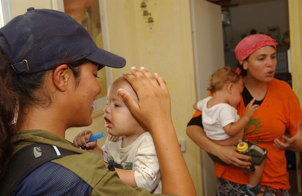 IDF-Soldatin evakuiert Familie aus der Siedlung Shirat Hayam