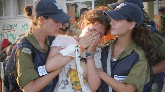 IDF-Soldaten evakuieren weinende Jugendliche aus Gaza