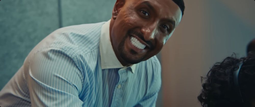 sprechgesangsartist mit total natürlichen zähnen freut sich wirklich sehr