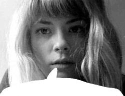 Susannah Cahalan on the cover of her book Brain on Fire with a speech bubble at the bottom part of the image