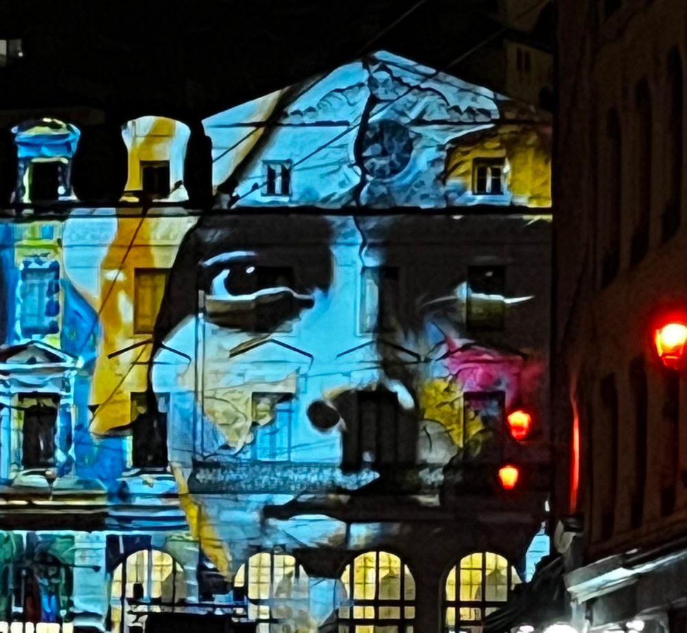Illuminations de Lyon 2025 un visage projeté 