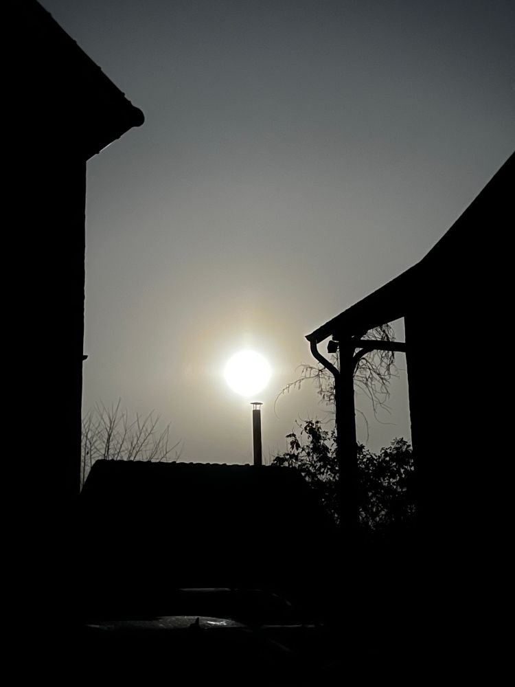 La lune au-dessus des toits