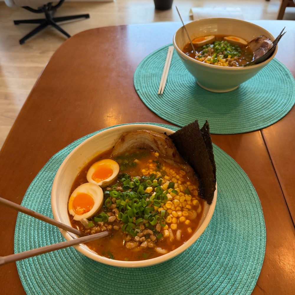 Dwie miski ramenu miso 