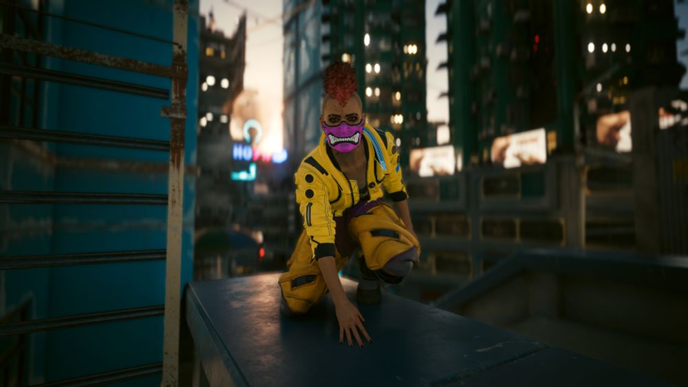 Mi personaje del Cyberpunk.
Está en la ciudad, subida en un pasamanos ancho de unas escaleras. 
Tiene una cresta rosa y rizada, lleva los ojos pintados de negro.
Lleva una chaqueta y pantalones amarillos y una mascara que le cubre la boca, que es rosa y tiene una boca de oni.
Está arrodillada con una mano apoyada en el suelo. 