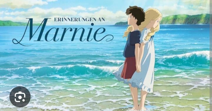 Auf dem Bild ist eine Zeichnung zweier Mädchen zu sehen die Rücken an Rücken und Hand in Hand einander am Meer stehen. Das Linke mädchen hat kurze Haare und das rechte lange. Beide sind Barfuß.