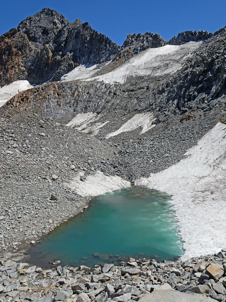 Hiking up Russell Pass looking across at Maclure Glacier on the Yosemite High Route in 2021.

#RockinTuesday #Yosemite #NationalParks #Parkchat #backpacking #thruhiking #ColoraDay #BlueTue #hiking #wildplaces #naturephotography