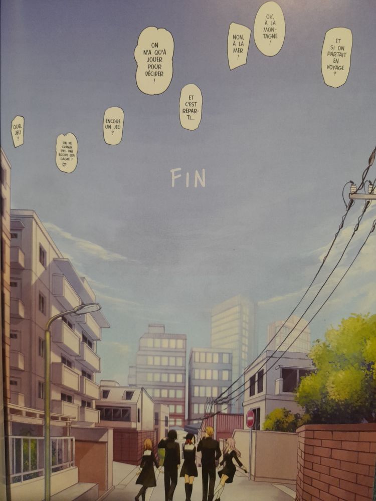 Page en couleur du tome 28 de Kaguya Sama Love is war. 

Les personnages sont au centre du premier plan en petit.  Marchant dans les rues de leur ville, des immeubles sont visibles un peu partout à l'arrière plan. 

Le ciel est bleu, et au centre de la page, est écrit "Fin"