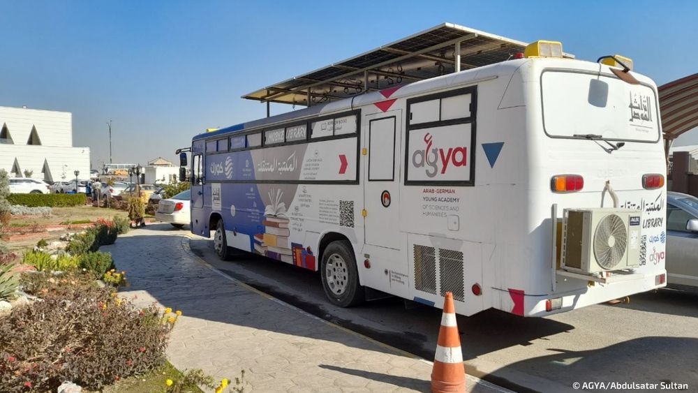 Foto des zu einer mobilen Bibliothek umgebauten Busses. 