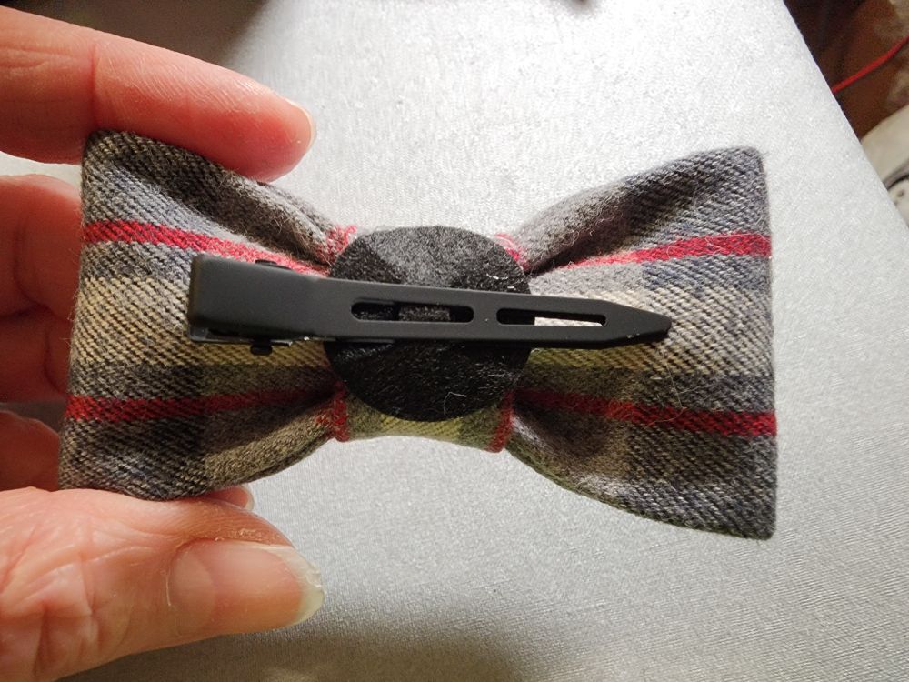 Back of gray barette