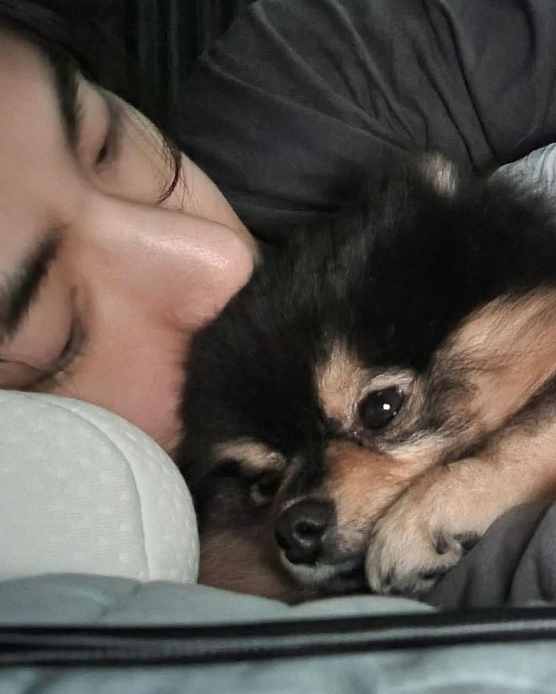 A closeup of Taehyung lying next to Yeontan