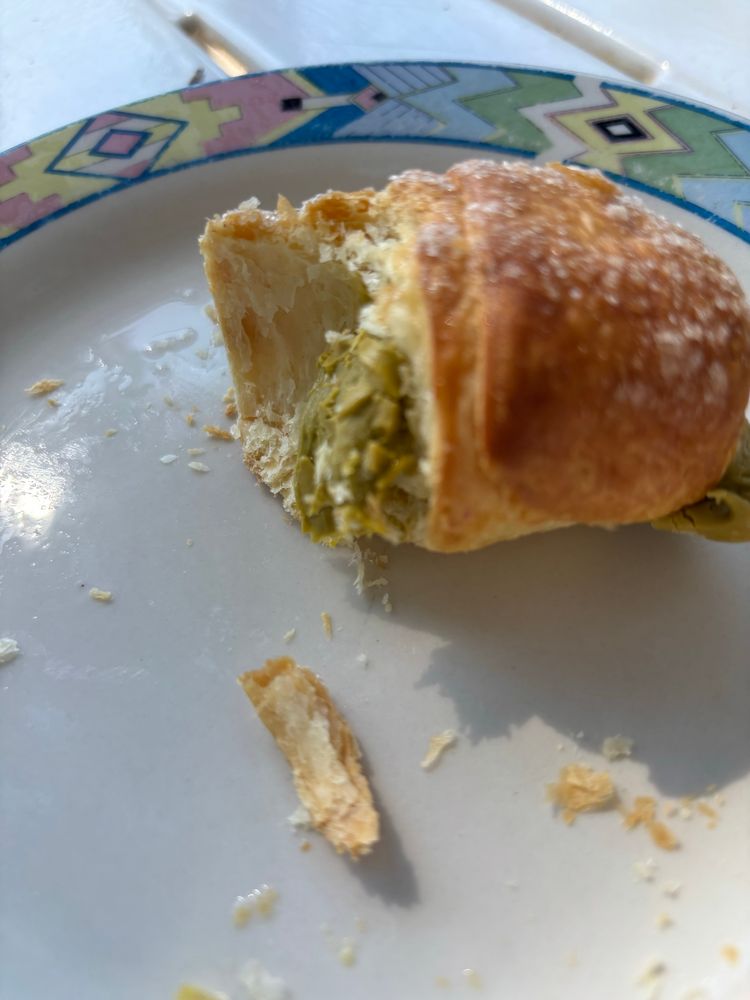 Ein halber Canollo gefüllt mit Pistaziencreme