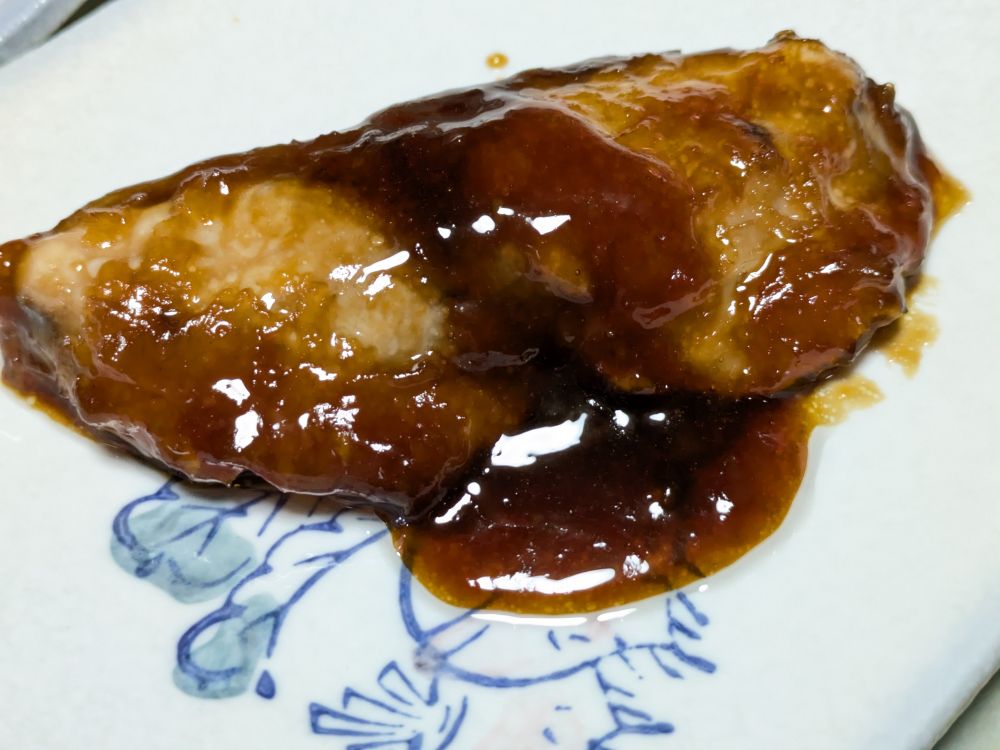 和風の角皿に乗ったぶりの照り焼き。たれがしっかり絡めてある。