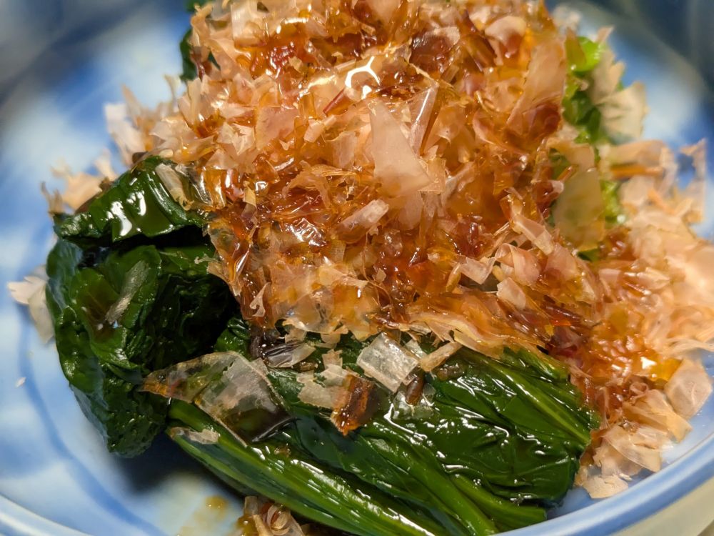 ほうれん草のおひたし。山盛りの鰹節に醤油がかけてある。