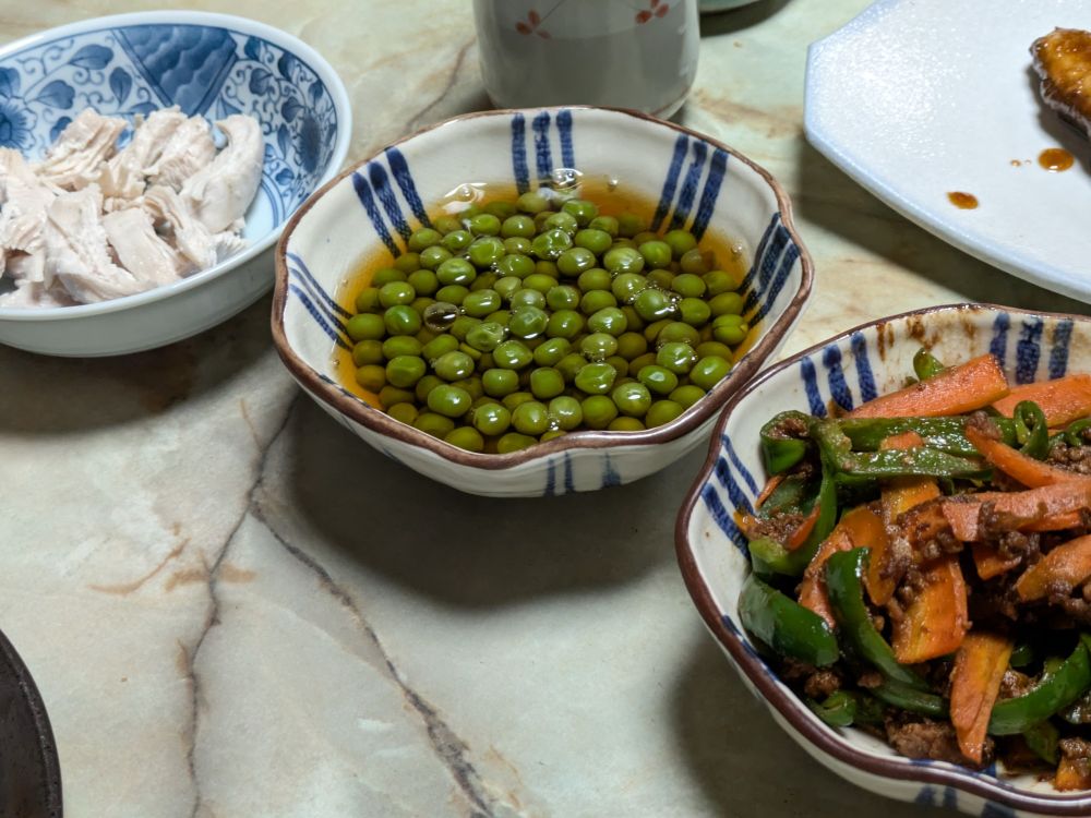 3つの皿にサラダチキン、青豆を炊いたの、にんじんとピーマンの肉味噌和えがそれぞれ入って並べてある。