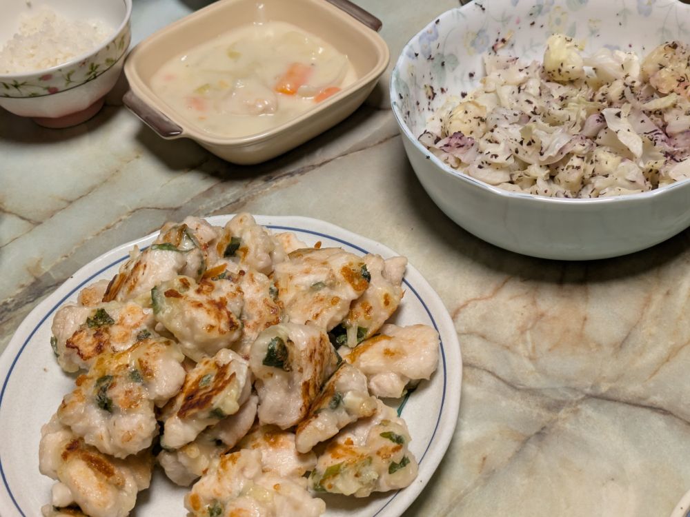 オーソドックスなシチュー、キャベツのゆかり和え、鶏肉と大葉のチーズ焼き。