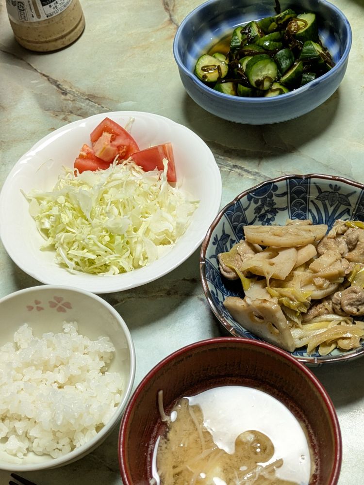 今夜のメニュー。ごはん、えのきのかきたま味噌汁、キャベツの千切りサラダ、きゅうりの塩昆布和え、豚肉とれんこんの炒め物。