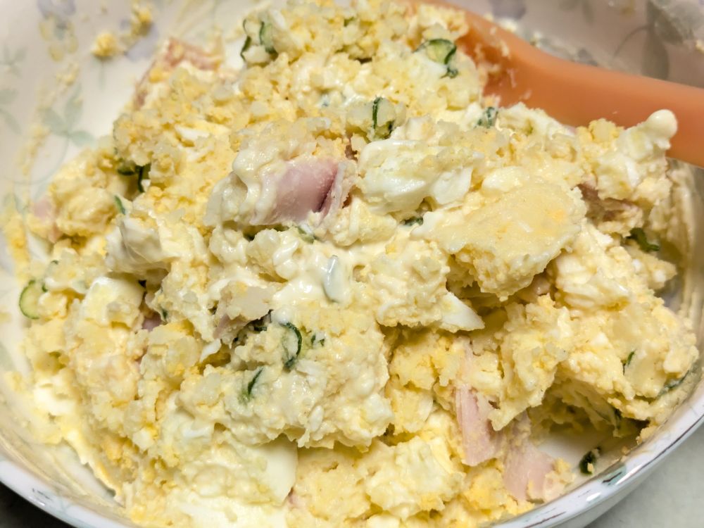たまごたっぷりのポテトサラダ。具はキュウリとハム。